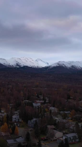Anchorage City Nuvoloso Autunno Mattina Montagne Innevate Alaska Stati Uniti — Video Stock