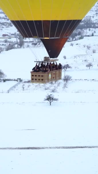 Cappadocia Turkey Duben 2021 Horkovzdušný Balónový Koš Lidmi Zasněžené Kappadokii — Stock video