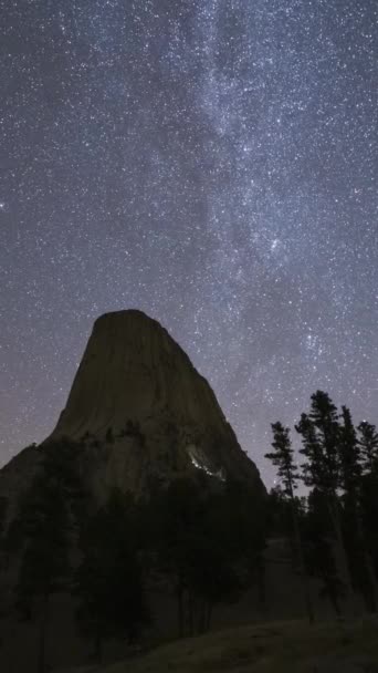 Blue Milky Way Sobre Devils Tower Butte Clear Night Wyoming — Vídeo de Stock