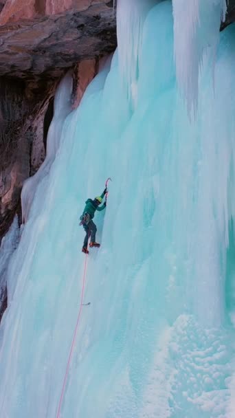 Mountaineer Man Mène Sur Ice Escalade Glace Sur Cascade Gelée — Video
