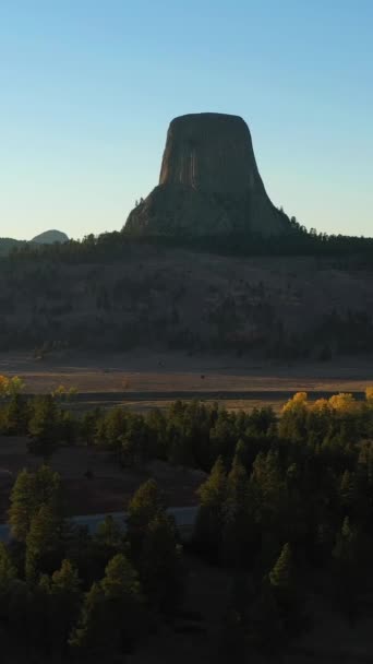 Devils Tower Butte Auta Silnici Při Západu Slunce Podzim Žluté — Stock video