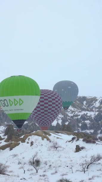 Cappadocia Turkey Dubna 2021 Horkovzdušné Balóny Zasněžené Cappadocii Zimním Ránu — Stock video