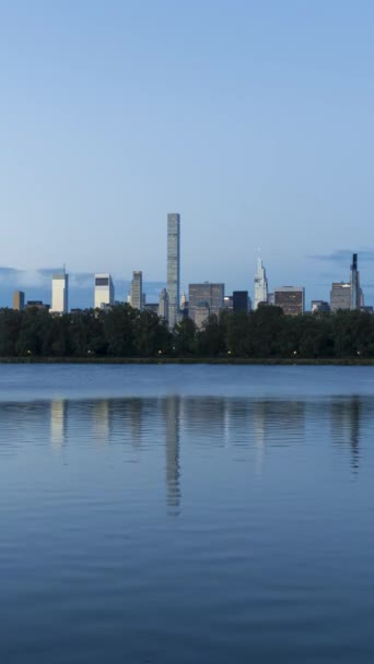 Manhattan Urban Skyline Reflection Jacqueline Kennedy Onassis Reservoir Central Park — Vídeo de Stock