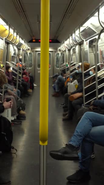 뉴욕시 2021년 21일 코로나 바이러스 전염병 지하철 마스크를 착용하는 사람들 — 비디오