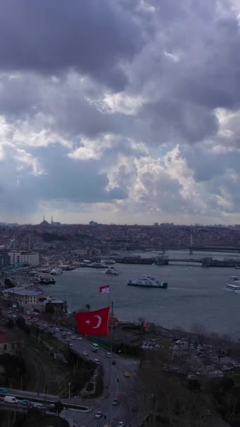 春の曇りの日にイスタンブールのBeyogluとFatih地区 ゴールデンホーンとガラタ橋 アリアルビュー ドローンは上向きと横向きに飛んでいる バーティカルビデオ — ストック動画