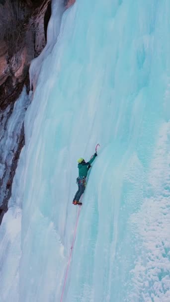 Isklättring Frozen Waterfall Flygfoto Barskoon Valley Kirgizistan Drönaren Flyger Uppåt — Stockvideo