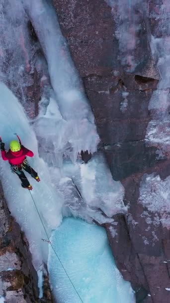Льодяний Скелелаз Замерзлому Водоспаді Жінка Альпіністка Веде Льоду Повітряний Вид — стокове відео