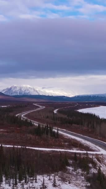 Автомобиль Парковому Шоссе Заснеженным Горам Облачный Зимний День Пейзаж Аляски — стоковое видео