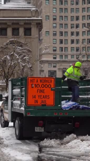 Chicago Enero 2021 Trabajador Una Calle Invierno Carreteras Calles Descongelación — Vídeos de Stock