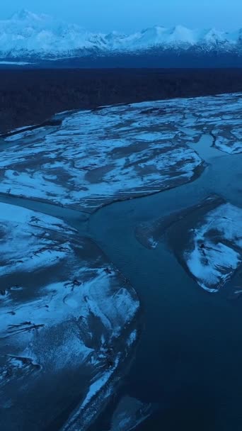 クリアウィンターモーニングのチューナ川 ルース氷河 デナリ山 アメリカ アラスカの風景 アリアルビュー ドローン フライが先に進む ティルトアップ ショットを明らかに — ストック動画