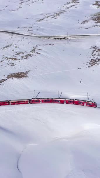Train Bernina Express Suisse Près Col Bernina Jour Ensoleillé Hiver — Video