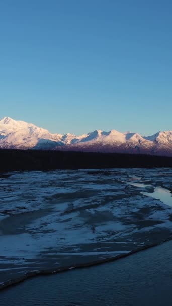サンライズのチューナ川 ルース氷河 デナリ山 アメリカ アラスカの風景 アリアルビュー ドローン フライは上向きに バーティカルビデオ — ストック動画