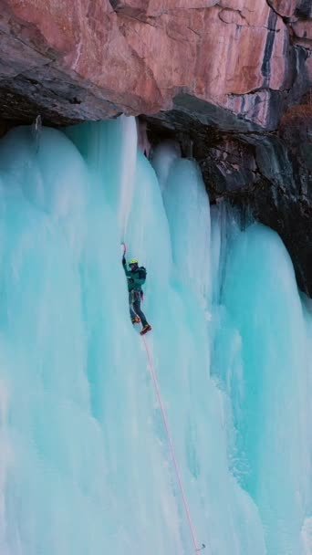 Wspinaczka Zamarzniętym Wodospadzie Widok Powietrza Człowiek Umieszcza Lodową Śrubę Dolina — Wideo stockowe