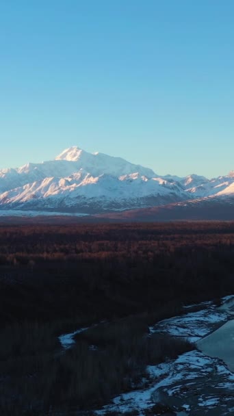 Chulitna River Ruth Glacier Und Mount Denali Bei Sonnenuntergang Alaska — Stockvideo