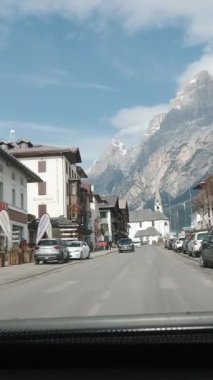 Güney Tirol, İtalya - 18 Şubat 2022: Dolomitler, İtalya 'da Araba Sürücüsü. Güney Tyrol 'daki köy... dikey video.