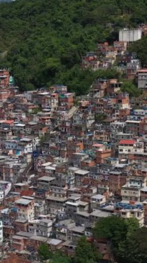 Cantagalo-Pavao-Pavaozinho Favelas. Rio de Janeiro, Brezilya. Hava görüntüsü. Yörüngede. Dikey Video