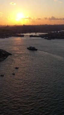 Günbatımında İstanbul 'un Beyoğlu ve Fatih ilçeleri. Golden Horn ve Galata Köprüsü. Hava görüntüsü. Drone İleri Uçuyor, Eğil. Şutu göster. Dikey Video