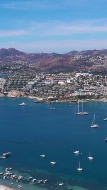 Güneşli bir günde Bodrum Şehri. Hava görüntüsü. Türk Rivierası. Hindi. İnsansız hava aracı yandan uçuyor. Dikey Video