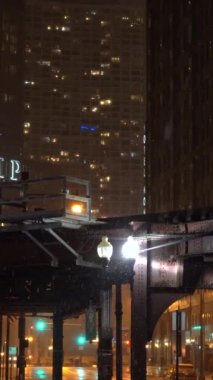 Chicago, ABD - 25 Ocak 2021 Şikago 'da Kış Gecesinde Yükseltilmiş L treni. Kar... dikey video