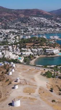 Güneşli bir günde Bodrum Şehri. Hava görüntüsü. Türk Rivierası. Hindi. Yörüngede. Dikey Video