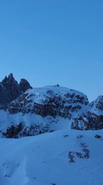 Cadini di Misurina Dağları Kış Sabah Alacakaranlığı 'nda. Mavi Saat. Hava görüntüsü. Seksi Dolomitler, Belluno, İtalya. İnsansız hava aracı yukarı doğru uçar, aşağı eğilir. Turna Vuruşu. Dikey Video