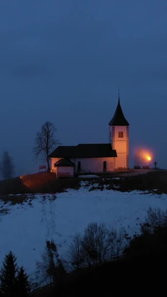 Upplyst Kyrka Primoz Och Felicijan Winter Evening Foggy Twilight Jamnik — Stockvideo