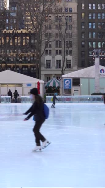 2021년 23일 겨울의 맨해튼의 브라이언트 파크에서 아이스 링크에 가면을 착용하는 — 비디오