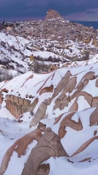 Каппадокия Учисарский Замок Высеченные Камне Зимой Снежные Холмы Столбы Индейка — стоковое видео