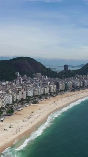晴れた日のリオデジャネイロシティ コパカバーナビーチと大西洋 アリアルビュー ブラジル ドローン フライズが後ろに バーティカルビデオ — ストック動画