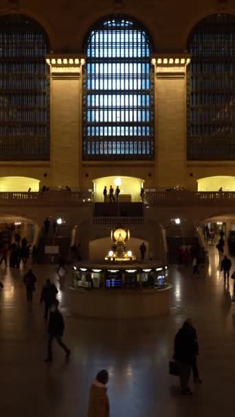 ニューヨークシティ アメリカ January 2021 コロナウイルスパンデミック中にマンハッタンのグランドセントラルターミナルでマスクを着用している人 垂直ビデオ — ストック動画