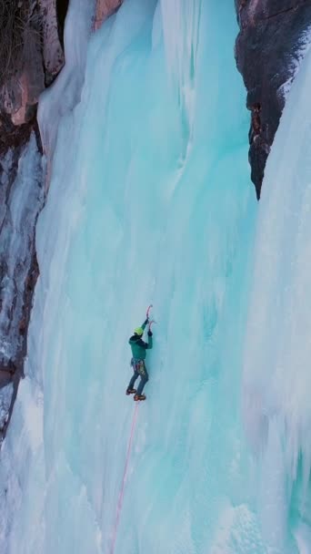 Alpinista Prowadzi Lodzie Wspinaczka Zamarzniętym Wodospadzie Widok Powietrza Dolina Barskoon — Wideo stockowe