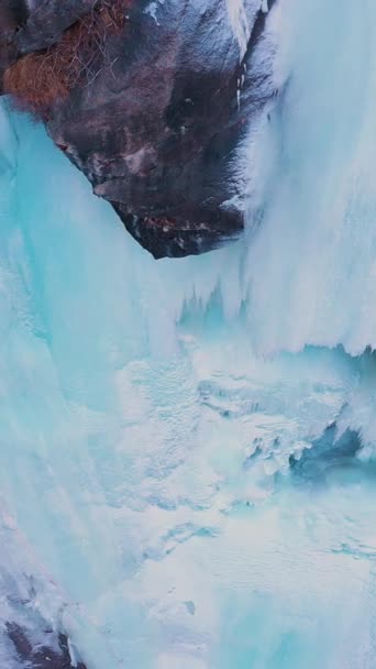 Ijsklimmen Bevroren Waterval Bovenaanzicht Vanuit Lucht Man Ice Screw Aan — Stockvideo