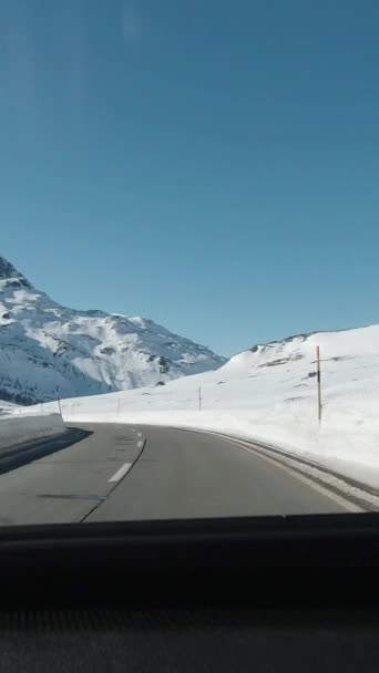 Vezető Autó Közelében Bernina Pass Svájcban Télen Svájci Alpokban Hegyek — Stock videók