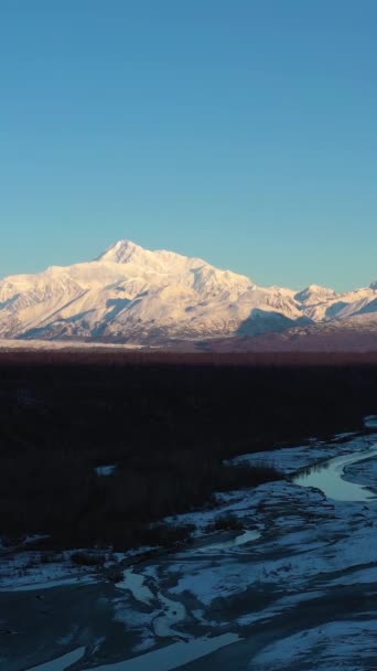 샬레나 빙하와 일출에 데날리 알래스카의 무인비행기는 옆쪽과 위쪽으로 날아갑니다 비디오 — 비디오