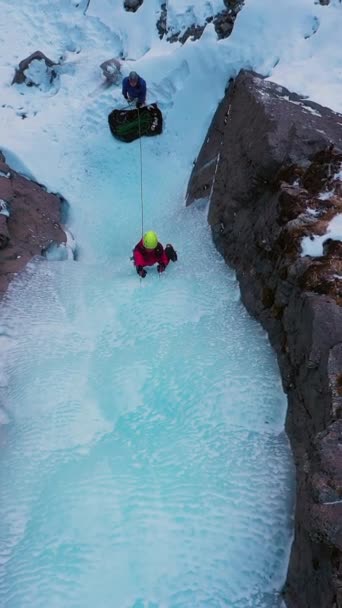 Wspinaczka Lodowatym Wodospadzie Kobieta Gór Prowadzi Lodzie Widok Góry Dół — Wideo stockowe
