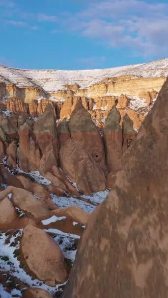 Capadocia Invierno Día Soleado Snowy Hills Pillars Pavo Vista Aérea — Vídeos de Stock