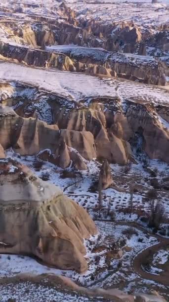 Formações Rochosas Capadócia Inverno Dia Ensolarado Snowy Hills Pillars Turquia — Vídeo de Stock