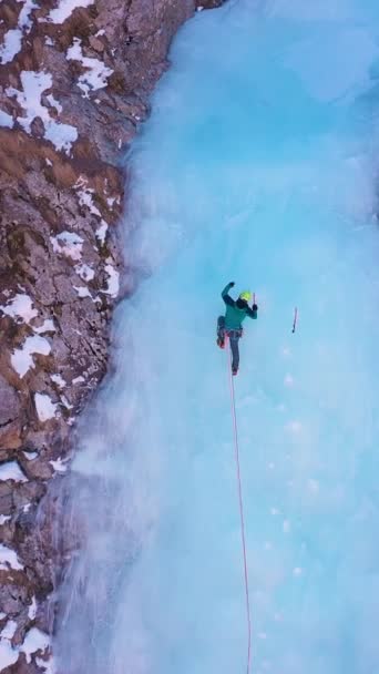 Jégmászás Fagyott Vízesésen Légi Kilátás Barskoon Valley Kirgizisztán Drón Repül — Stock videók