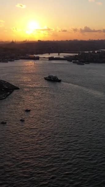 位于日落的伊斯坦布尔市碧奥格鲁和法蒂赫地区 金角桥和加拉塔桥空中景观 飞行员向前飞 倾斜向上 真枪实弹垂直录像 — 图库视频影像
