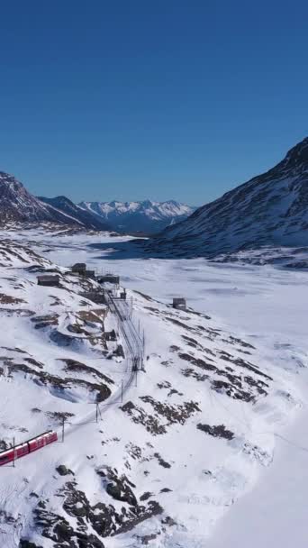 Поезд Швейцарии Возле Перевала Бернина Приближается Станции Солнечный Зимний День — стоковое видео