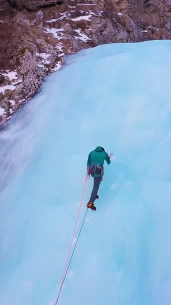 Escalada Gelo Cachoeira Congelada Vista Aérea Barskoon Valley Quirguistão Drone — Vídeo de Stock