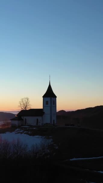Церква Примоза Фелісіана Сході Сонця Над Хмарами Джуліан Альпи Джамник — стокове відео