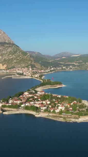 Egirdir Ciudad Lago Montañas Turquía Día Soleado Vista Aérea Orbitando — Vídeo de stock