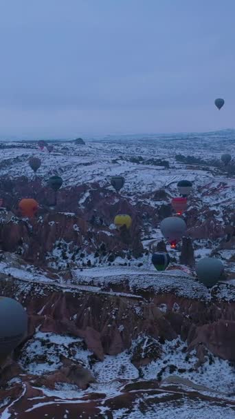Cappadocia Turkey April 2021 Varmluftsballonger Snöiga Kappadokien Vintermorgonen Turkiet Flygutsikt — Stockvideo