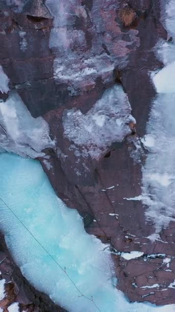 Escalada Gelo Cachoeira Congelada Vista Aérea Cima Para Baixo Barskoon — Vídeo de Stock