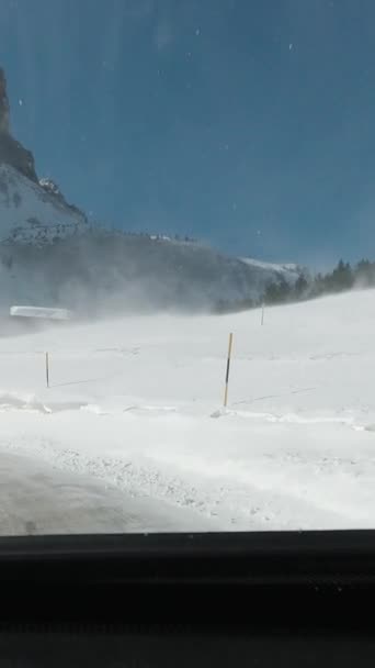 Conducir Coche Dolomitas Cerca Gardena Pass Soleado Día Invierno Ventoso — Vídeos de Stock