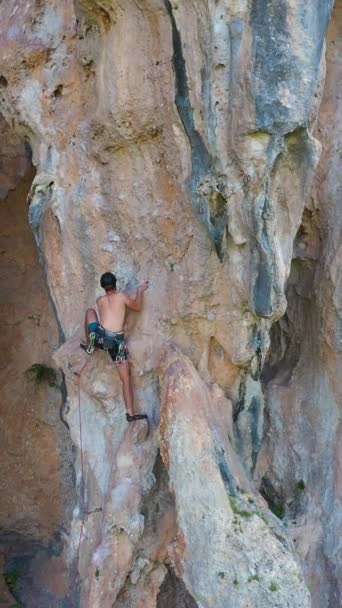 Man Climber Rock Climbing Antalya Turecko Letecký Pohled Dron Letí — Stock video