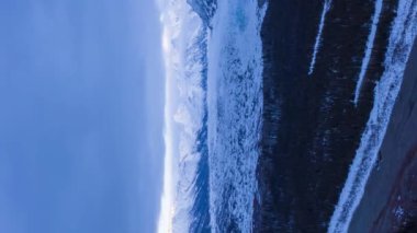 Matanuska Buzul İstasyonu, Bulutlu Gün 'de Karlı Dağlar ve Orman. Alaska, ABD. Hava Hızı Hızı, Zaman Hızı. Drone İleri Uçuyor. Dikey Video