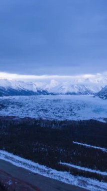 Matanuska Buzul İstasyonu, Bulutlu Gün 'de Karlı Dağlar ve Orman. Alaska, ABD. Hava Hızı Hızı, Zaman Hızı. Drone İleri Uçuyor. Dikey Video