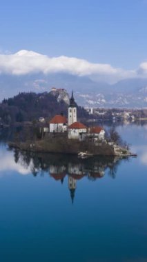 Bled Lake, Marijinega Vnebovzetja Kilisesi ve Blejski Grad. Julian Alps ve Göldeki Yansıma. Slovenya. Hava Hızı Hızı, Zaman Hızı. Yörüngede. Dikey Video